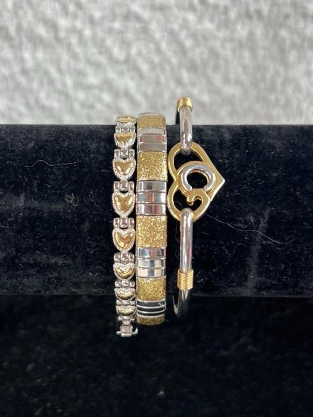 Dainty mixed metal heart bangle bracelet stack
Gold and silver tones - Picture 2 of 4